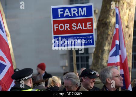 Londres, Royaume-Uni. 26 novembre 2025. Les agriculteurs manifestent devant Downing Street et à Whitehall le jour du budget. Crédit : MARTIN DALTON/Alamy Live News Banque D'Images