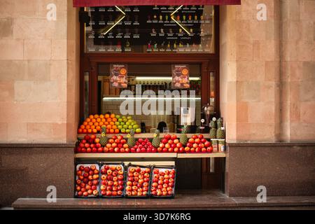 Erevan Arménie 11.20.2025. Un stand de fruits avec une variété de fruits, y compris des pommes et des oranges. Le stand est ouvert et le fruit est affiché dans un bassin Banque D'Images