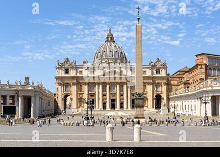Basilique Saint-Pierre avec obélisque sur la place Saint-Pierre dans la Cité du Vatican en été Banque D'Images