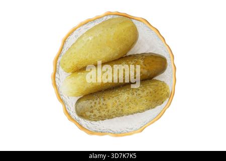 Concombres fermentés et alimentation saine. Cornichons dans la plaque isolé sur fond blanc. Vue de dessus du cornichon. Banque D'Images
