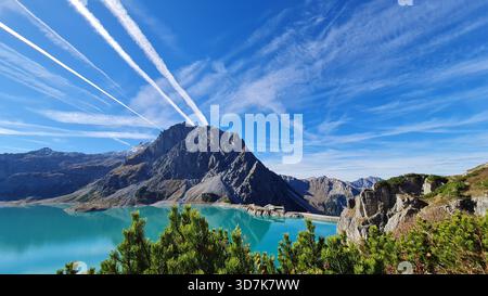 Vue panoramique sur le mur du barrage de Lünersee, le lac alpin Turquoise et les montagnes Montafon en automne, Autriche Banque D'Images
