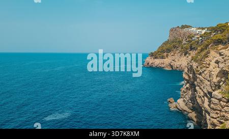 Falaises rocheuses spectaculaires sur la mer Méditerranée bleue profonde à Majorque Banque D'Images