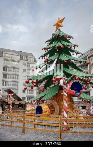 Manège traditionnel en carrousel d'arbre de Noël au Gent Winterfeesten situé dans le centre-ville de Gand, en Belgique Banque D'Images