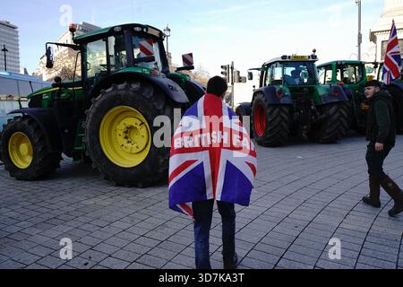 Londres, Royaume-Uni. 26 novembre 2025. Les agriculteurs manifestent près de Trafalgar Square et Westminster le jour du budget, apportant des tracteurs dans le centre de Londres malgré l'interdiction de la police. La démonstration vise les changements proposés par le gouvernement à l'allégement de la propriété agricole, qui imposeraient un impôt de succession de 20% sur les terres agricoles et les entreprises évaluées à plus d'un million de livres sterling. Les manifestants affirment que cette « taxe agricole familiale » menace la viabilité des exploitations agricoles générationnelles, la sécurité alimentaire et l'économie rurale au sens large. (Photo de Joao Daniel Pereira/Sipa USA) crédit : Sipa USA/Alamy Live News Banque D'Images