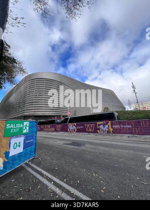 Stade Santiago Bernabeu à Madrid, Espagne, avec des barrières événementielles et des bannières NFL à l'extérieur de l'arène moderne sous des nuages spectaculaires. Banque D'Images