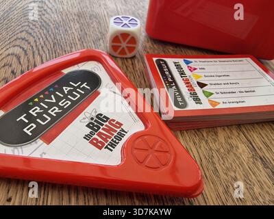 La version Big Bang Theory du jeu de cartes populaire Trivial Pursuit. Banque D'Images