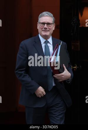 Londres, Royaume-Uni. 26 novembre 2025. Le premier ministre britannique Keir Starmer quitte le 10 Downing Street pour répondre aux questions du premier ministre à Londres le mercredi 26 novembre 2025. Photo de Hugo Philpott/UPI crédit : UPI/Alamy Live News Banque D'Images
