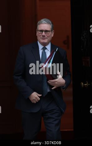 Londres, Royaume-Uni. 26 novembre 2025. Le premier ministre britannique Keir Starmer quitte le 10 Downing Street pour répondre aux questions du premier ministre à Londres le mercredi 26 novembre 2025. Photo de Hugo Philpott/UPI crédit : UPI/Alamy Live News Banque D'Images