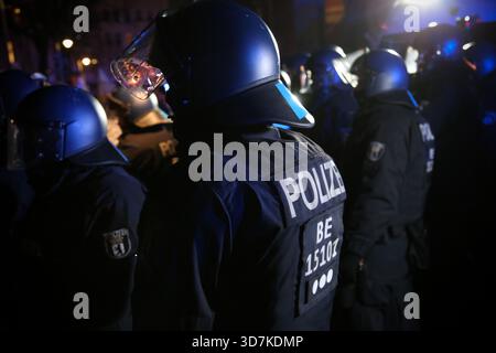 Berlin, Allemagne. 25 novembre 2025. Des policiers surveillent la zone lors d'une manifestation pro-palestinienne à Schlesisches Tor à Berlin. Plusieurs participants ont été arrêtés et un certain nombre de policiers ont été blessés alors que les tensions se sont intensifiées pendant la marche. Environ 450 personnes ont pris part à la manifestation, avec un nombre similaire de policiers déployés sur les lieux. (Crédit image : © Rouzbeh Fouladi/ZUMA Press Wire) USAGE ÉDITORIAL SEULEMENT ! Non destiné à UN USAGE commercial ! Banque D'Images