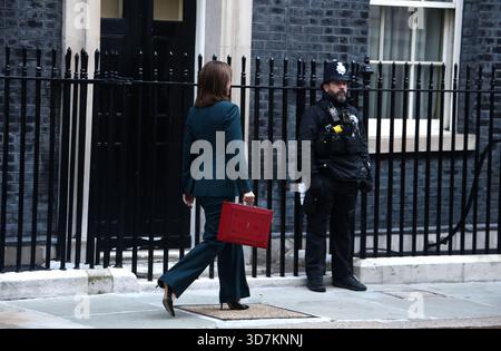 Londres, Royaume-Uni. 26 novembre 2025. Rachel Reeves, la chancelière britannique de l'Échiquier, a vu quitter le 11 Downing Street avec la boîte budgétaire rouge. Elle est sur le point de présenter le budget annuel du gouvernement au Parlement, Londres, Royaume-Uni. Crédit : Fred Duval/Alamy Live News Banque D'Images