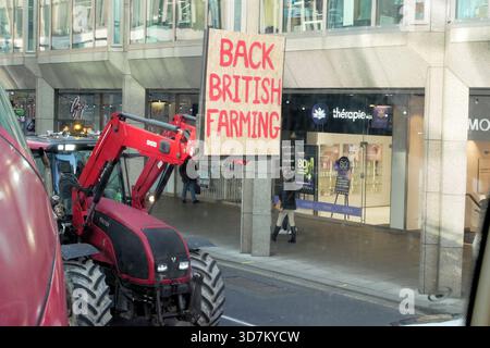 Londres, Royaume-Uni. 26 novembre 2025. La manifestation des agriculteurs ferme le centre de Londres. Crédit : Brian Minkoff/Alamy Live News Banque D'Images