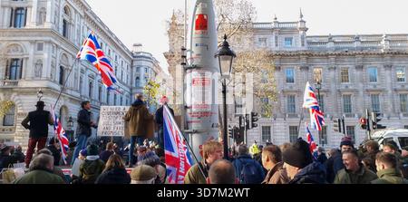 Whitehall, Londres, Royaume-Uni. 26 novembre 2025. Rachel Reeves, chancelière travailliste de l'Échiquier, députée, présentera son discours sur le budget 2025 au Parlement. À l'extérieur de Downing Street, les agriculteurs britanniques font connaître leur sentiment. Banque D'Images