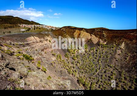 Volcano San Antonio, Los Canarios, Île la Palma, Îles Canaries, Espagne, Europe. Village Los Canarios en arrière-plan. Banque D'Images