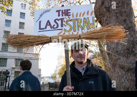 Londres, Royaume-Uni. 26 novembre 2025. Le jour du budget à Westminster, une protestation des agriculteurs contre les politiques en matière d'impôt sur les successions a été limitée par la police, qui a interdit aux tracteurs de descendre Whitehall. Les manifestants ont garé leurs tracteurs autour de Trafalgar Square et des rues avoisinantes et se sont rassemblés à pied en face de Downing Street pour faire connaître leurs objections. Crédit : Anna Watson/Alamy Live News Banque D'Images