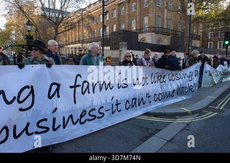 Londres, Royaume-Uni. 26 novembre 2025. Les agriculteurs protestent contre l'impôt sur l'héritage à l'extérieur de Downing Street alors que la chancelière de l'Échiquier Rachel Reeves présente son budget à la Chambre des communes. Claire Doherty/Alamy Live News Banque D'Images