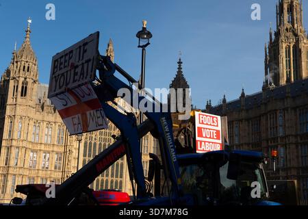 Londres, Royaume-Uni. 26 novembre 2025. Les agriculteurs protestent contre l'impôt sur l'héritage devant les chambres du Parlement alors que la chancelière de l'Échiquier Rachel Reeves présente son budget à la Chambre des communes. Claire Doherty/Alamy Live News Banque D'Images
