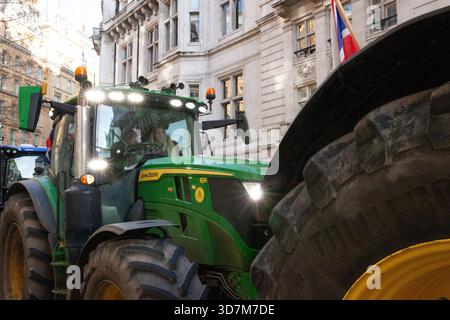 Londres, Royaume-Uni. 26 novembre 2025. Le jour du budget à Westminster, une protestation des agriculteurs contre les politiques en matière d'impôt sur les successions a été limitée par la police, qui a interdit aux tracteurs de descendre Whitehall. Les manifestants ont garé leurs tracteurs autour de Trafalgar Square et des rues avoisinantes et se sont rassemblés à pied en face de Downing Street pour faire connaître leurs objections. Crédit : Anna Watson/Alamy Live News Banque D'Images