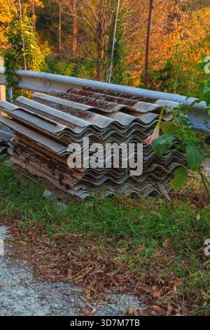 Pile de feuilles d'amiante-ciment ondulées à l'extérieur Banque D'Images