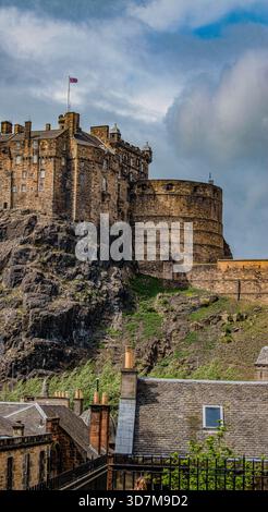Écosse : la ligne d'horizon de la vieille ville avec vue sur le château d'Édimbourg vu des marches de Vennel, célèbre passage entre deux bâtiments au large de Grassmarket Banque D'Images