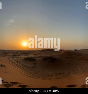 Coucher de soleil doré sur des dunes de sable ondulantes dans un paysage désertique de vas avec une lumière chaude Banque D'Images