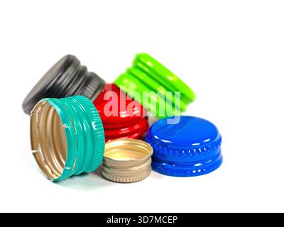 Bouchons de bouteilles en aluminium anciens sur fond blanc Banque D'Images