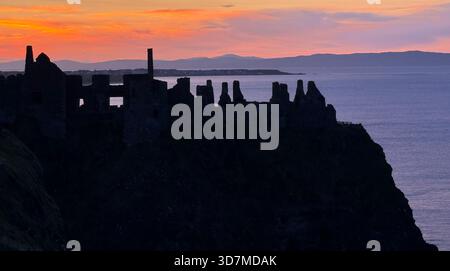 Château de Dunluce au coucher du soleil, comté d'Antrim, Irlande du Nord Banque D'Images