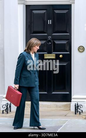Londres, Royaume-Uni. 26 novembre 2025. La chancelière britannique de l'Échiquier Rachel Reeves quitte le 11 Downing Street pour présenter son deuxième budget à la Chambre des communes. Crédit : Phil Robinson/Alamy Live News Banque D'Images
