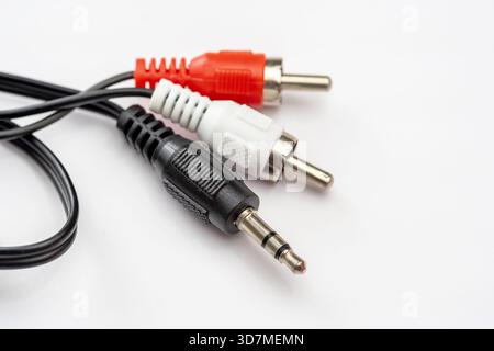 Câble adaptateur audio RCA vers jack 3,5 mm avec fiches rouges et blanches et mini jack stéréo noir isolé sur fond blanc, connecteur audio analogique fin CLO Banque D'Images
