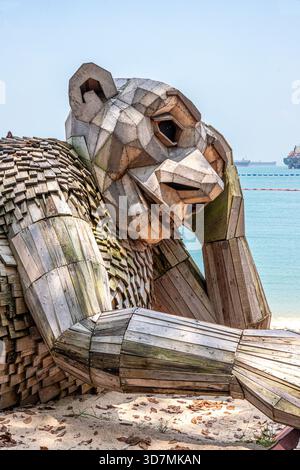 Curieuse Sue, une grande sculpture en bois recyclé sur Palawan Beach, île de Sentosa, Singapour, Asie du Sud-est Banque D'Images