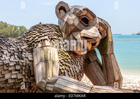 Curieuse Sue, une grande sculpture en bois recyclé sur Palawan Beach, île de Sentosa, Singapour, Asie du Sud-est Banque D'Images
