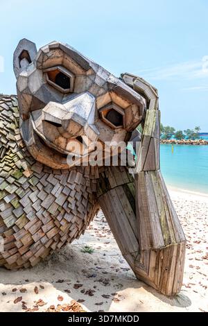 Curieuse Sue, une grande sculpture en bois recyclé sur Palawan Beach, île de Sentosa, Singapour, Asie du Sud-est Banque D'Images