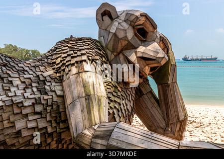 Curieuse Sue, une grande sculpture en bois recyclé sur Palawan Beach, île de Sentosa, Singapour, Asie du Sud-est Banque D'Images