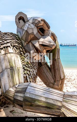 Curieuse Sue, une grande sculpture en bois recyclé sur Palawan Beach, île de Sentosa, Singapour, Asie du Sud-est Banque D'Images