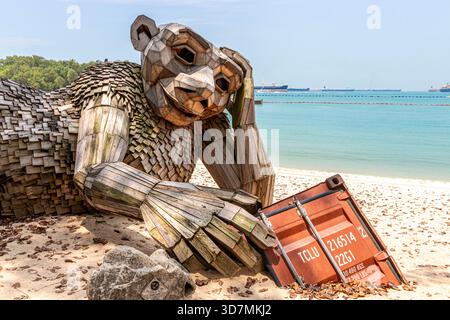Curieuse Sue, une grande sculpture en bois recyclé sur Palawan Beach, île de Sentosa, Singapour, Asie du Sud-est Banque D'Images