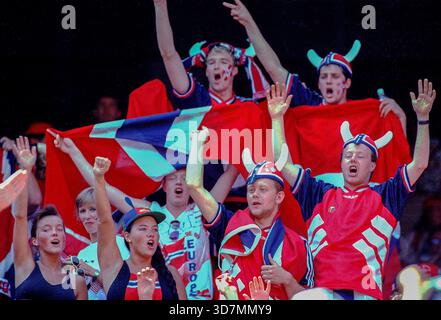 EAST RUTHERFORD NJ : 23 JUIN : les fans norvégiens lors d'un match de Coupe du monde 1994 entre l'Italie et la Norvège, le 23 juin 1994, au Giants Stadium, à East Rutherford, New Jersey. Photo : Tony Quinn Banque D'Images