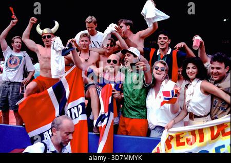EAST RUTHERFORD NJ : 23 JUIN : les fans norvégiens lors d'un match de Coupe du monde 1994 entre l'Italie et la Norvège, le 23 juin 1994, au Giants Stadium, à East Rutherford, New Jersey. Photo : Tony Quinn Banque D'Images