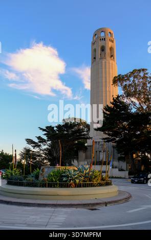 12 OCT 2025 - San Francisco, États-Unis - Coits Tower vue au crépuscule, le plus haut poin étain San Francisco Banque D'Images