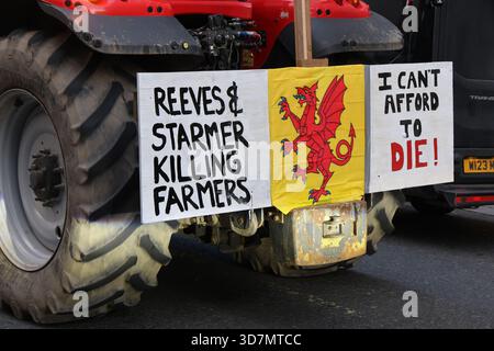 Londres, Royaume-Uni. 26 novembre 2025. Des dizaines de tracteurs ont été conduits à Westminster aujourd'hui malgré une interdiction de la police. Les agriculteurs protestent contre un changement de l'impôt sur les successions. Crédit : Ed Brown/Alamy Live News Banque D'Images