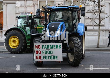 Londres, Royaume-Uni. 26 novembre 2025. Des dizaines de tracteurs ont été conduits à Westminster aujourd'hui malgré une interdiction de la police. Les agriculteurs protestent contre un changement de l'impôt sur les successions. Crédit : Ed Brown/Alamy Live News Banque D'Images