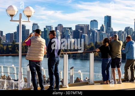 Touristes sur un bateau de croisière à Burrard Inlet regardant en arrière à Vancouver skyline - Vancouver, Colombie-Britannique, Canada Banque D'Images