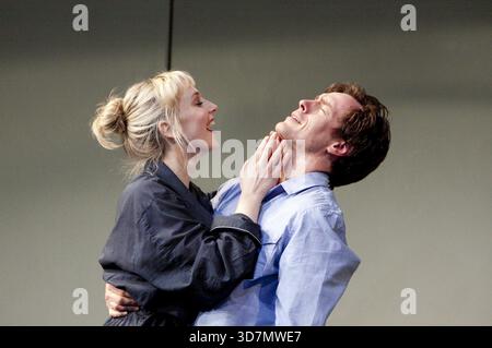 Hattie Morahan (Annie), Toby Stephens (Henry) dans THE REAL THING de Tom Stoppard au Old Vic, Londres SE1 21/04/2010 design : lez Brotherston éclairage : Hugh Vanstone réalisateur : Anna Mackmin Banque D'Images