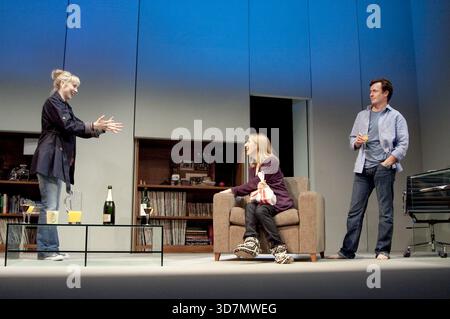 de gauche à droite : Hattie Morahan (Annie), Fenella Woolgar (Charlotte), Toby Stephens (Henry) dans THE REAL THING DE Tom Stoppard au Old Vic, Londres SE1 21/04/2010 design : lez Brotherston éclairage : Hugh Vanstone réalisateur : Anna Mackmin Banque D'Images