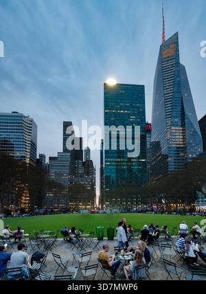 Vue sur Bryant Park à Midtown, New York. Banque D'Images