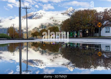Reflets des sommets de montagne enneigés - Skagway, Alaska, USA Banque D'Images