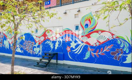 Magnifique fresque murale Street art avec paon et motifs batik Banque D'Images