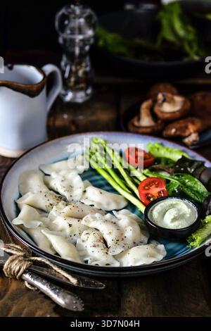 Boulettes aux herbes servies avec légumes frais et sauce Banque D'Images