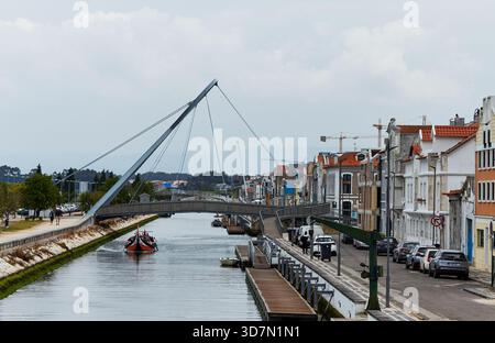 Aveiro, Portugal - 14 juin 2025 : Ponte dos Botiroes est un pont piétonnier à Aveiro, traversant les canaux Sao Roque et Botiroes avec bateau avec touristes sa Banque D'Images