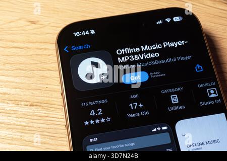 Ostrava, Tchéquie - 26 février 2025 : App Store avec lecteur de musique hors ligne MP3 et application mobile vidéo sur smartphone iOS Banque D'Images