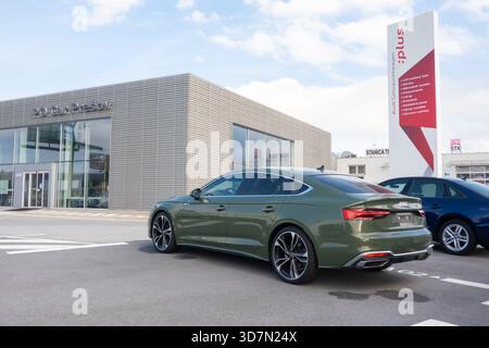 Presov, Slovaquie - 29 octobre 2023 : Audi A5 Sportback F5 berline verte garée devant le concessionnaire, vue arrière Banque D'Images
