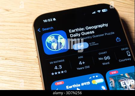 Ostrava, Tchéquie - 26 février 2025 : Apple App Store avec Earthle Geography Daily Guess application mobile puzzle Banque D'Images